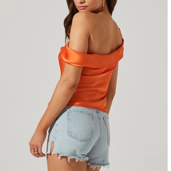 ASTR Shion satin off shoulder top - Picture 2 of 4